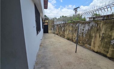 SE VENDE ESPACIOSA CASA  CON AMPLIA TERRAZA EN CONDADO DEL REY  AQ