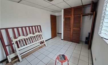 SE VENDE ESPACIOSA CASA  CON AMPLIA TERRAZA EN CONDADO DEL REY  AQ