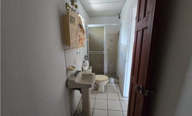 SE VENDE ESPACIOSA CASA  CON AMPLIA TERRAZA EN CONDADO DEL REY  AQ