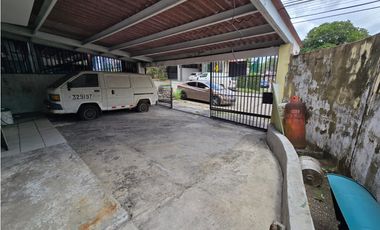 SE VENDE ESPACIOSA CASA  CON AMPLIA TERRAZA EN CONDADO DEL REY  AQ