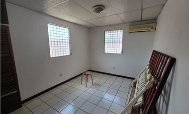 SE VENDE ESPACIOSA CASA  CON AMPLIA TERRAZA EN CONDADO DEL REY  AQ