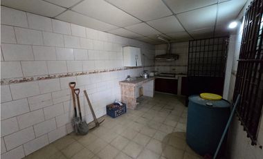 SE VENDE ESPACIOSA CASA  CON AMPLIA TERRAZA EN CONDADO DEL REY  AQ