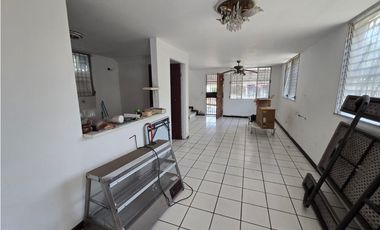 SE VENDE ESPACIOSA CASA  CON AMPLIA TERRAZA EN CONDADO DEL REY  AQ