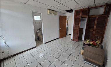 SE VENDE ESPACIOSA CASA  CON AMPLIA TERRAZA EN CONDADO DEL REY  AQ