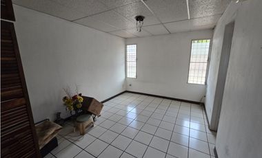 SE VENDE ESPACIOSA CASA  CON AMPLIA TERRAZA EN CONDADO DEL REY  AQ