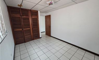 SE VENDE ESPACIOSA CASA  CON AMPLIA TERRAZA EN CONDADO DEL REY  AQ