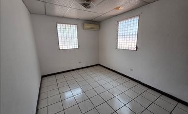 SE VENDE ESPACIOSA CASA  CON AMPLIA TERRAZA EN CONDADO DEL REY  AQ