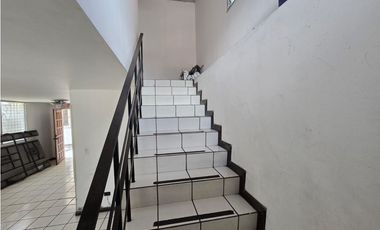 SE VENDE ESPACIOSA CASA  CON AMPLIA TERRAZA EN CONDADO DEL REY  AQ