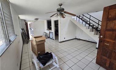 SE VENDE ESPACIOSA CASA  CON AMPLIA TERRAZA EN CONDADO DEL REY  AQ