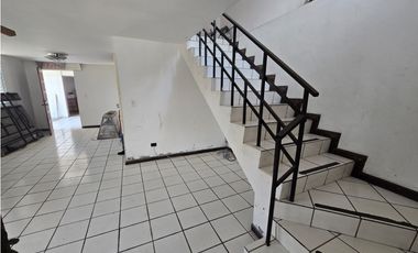 SE VENDE ESPACIOSA CASA  CON AMPLIA TERRAZA EN CONDADO DEL REY  AQ