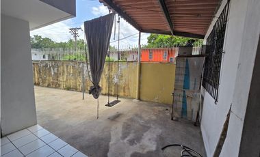 SE VENDE ESPACIOSA CASA  CON AMPLIA TERRAZA EN CONDADO DEL REY  AQ