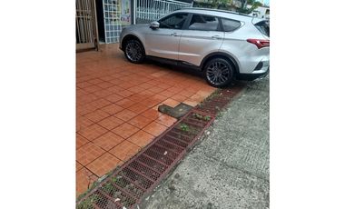 Casa de dos niveles en venta en Santa Elena,Parque Lefevre