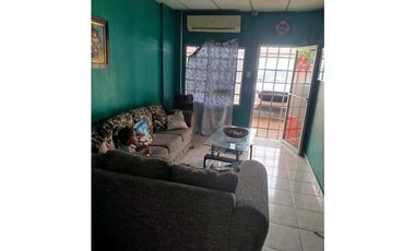 Casa de dos niveles en venta en Santa Elena,Parque Lefevre