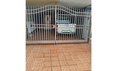 Casa de dos niveles en venta en Santa Elena,Parque Lefevre