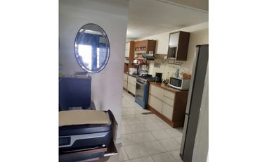 Casa de dos niveles en venta en Santa Elena,Parque Lefevre