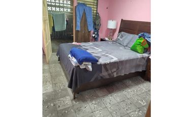 Casa de dos niveles en venta en Santa Elena,Parque Lefevre