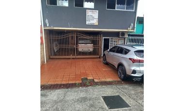 Casa de dos niveles en venta en Santa Elena,Parque Lefevre