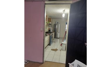 Casa de dos niveles en venta en Santa Elena,Parque Lefevre
