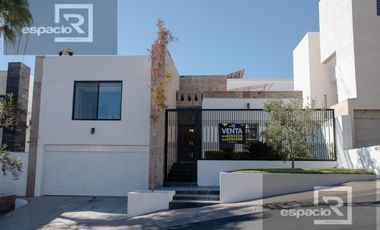 CASA EN VENTA EN BOSQUES DEL SAN FRANCISCO FRENTE A PARQUE CON ALBERCA