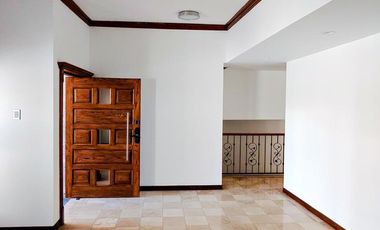 CASA EN VENTA EN BOSQUES DEL SAN FRANCISCO FRENTE A PARQUE CON ALBERCA