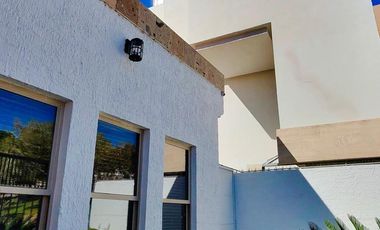 CASA EN VENTA EN BOSQUES DEL SAN FRANCISCO FRENTE A PARQUE CON ALBERCA