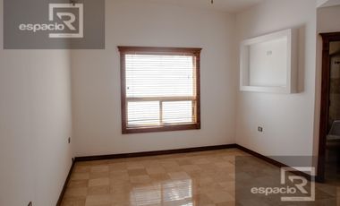 CASA EN VENTA EN BOSQUES DEL SAN FRANCISCO FRENTE A PARQUE CON ALBERCA