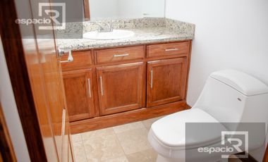 CASA EN VENTA EN BOSQUES DEL SAN FRANCISCO FRENTE A PARQUE CON ALBERCA