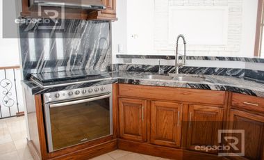 CASA EN VENTA EN BOSQUES DEL SAN FRANCISCO FRENTE A PARQUE CON ALBERCA