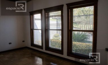 CASA EN VENTA EN BOSQUES DEL SAN FRANCISCO FRENTE A PARQUE CON ALBERCA