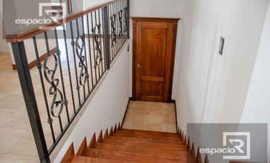 CASA EN VENTA EN BOSQUES DEL SAN FRANCISCO FRENTE A PARQUE CON ALBERCA