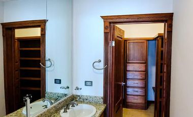 CASA EN VENTA EN BOSQUES DEL SAN FRANCISCO FRENTE A PARQUE CON ALBERCA