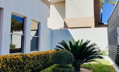 CASA EN VENTA EN BOSQUES DEL SAN FRANCISCO FRENTE A PARQUE CON ALBERCA