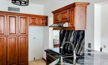 CASA EN VENTA EN BOSQUES DEL SAN FRANCISCO FRENTE A PARQUE CON ALBERCA