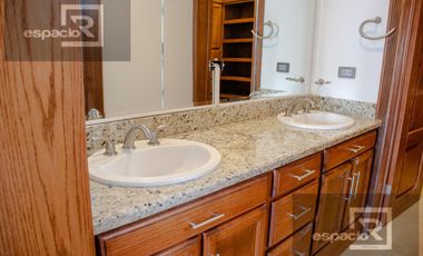 CASA EN VENTA EN BOSQUES DEL SAN FRANCISCO FRENTE A PARQUE CON ALBERCA
