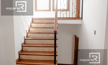 CASA EN VENTA EN BOSQUES DEL SAN FRANCISCO FRENTE A PARQUE CON ALBERCA