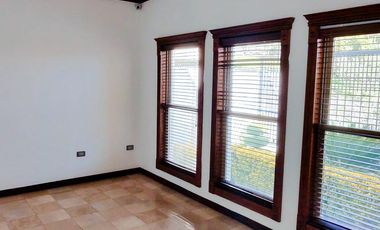 CASA EN VENTA EN BOSQUES DEL SAN FRANCISCO FRENTE A PARQUE CON ALBERCA