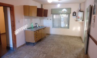 SE ALQUILA CASA 2 DORM. EN LOS CONDORES