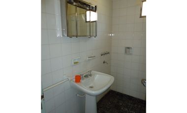 SE ALQUILA CASA 2 DORM. EN LOS CONDORES