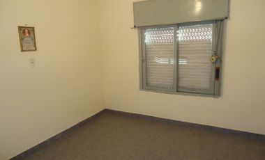 SE ALQUILA CASA 2 DORM. EN LOS CONDORES