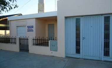 SE ALQUILA CASA 2 DORM. EN LOS CONDORES