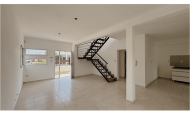 Venta Casa 2 Dormitorios Complejo Cerrado Zona La Toma