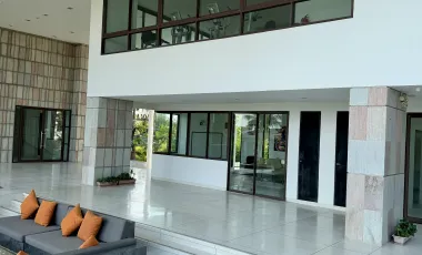 Beachfront, recently renovated luxury condo for sale