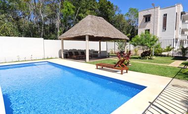 CASA EN RENTA CON PANELES SOLARES  2 REC. JARDINES DE MAYAKOBA AMUEBLADA