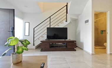 CASA EN RENTA CON PANELES SOLARES  2 REC. JARDINES DE MAYAKOBA AMUEBLADA