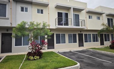 CASA EN RENTA CON PANELES SOLARES  2 REC. JARDINES DE MAYAKOBA AMUEBLADA