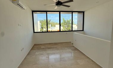 CASA EN VENTA EN PRIVADA TAMORA CONKAL, CON PANELES SOLARES.