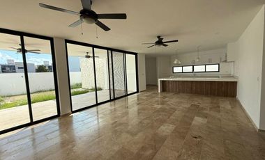 CASA EN VENTA EN PRIVADA TAMORA CONKAL, CON PANELES SOLARES.