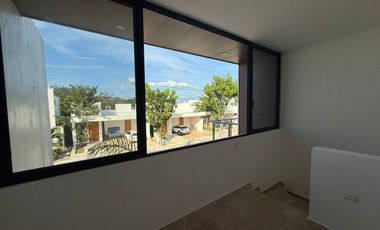CASA EN VENTA EN PRIVADA TAMORA CONKAL, CON PANELES SOLARES.