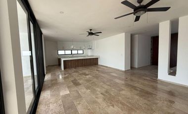 CASA EN VENTA EN PRIVADA TAMORA CONKAL, CON PANELES SOLARES.