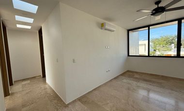 CASA EN VENTA EN PRIVADA TAMORA CONKAL, CON PANELES SOLARES.